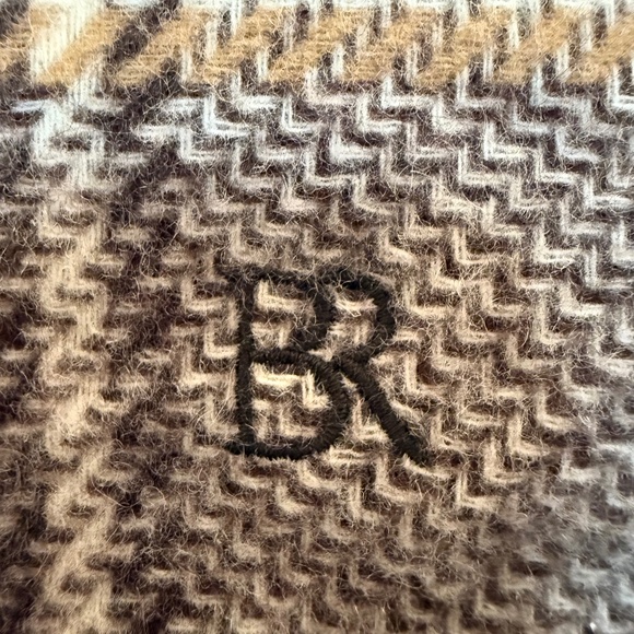 Banana Republic Wool Wrap – Taupe, Ivory & Charcoal Plaid – Oversized Scarf Shaw - Picture 7 of 7